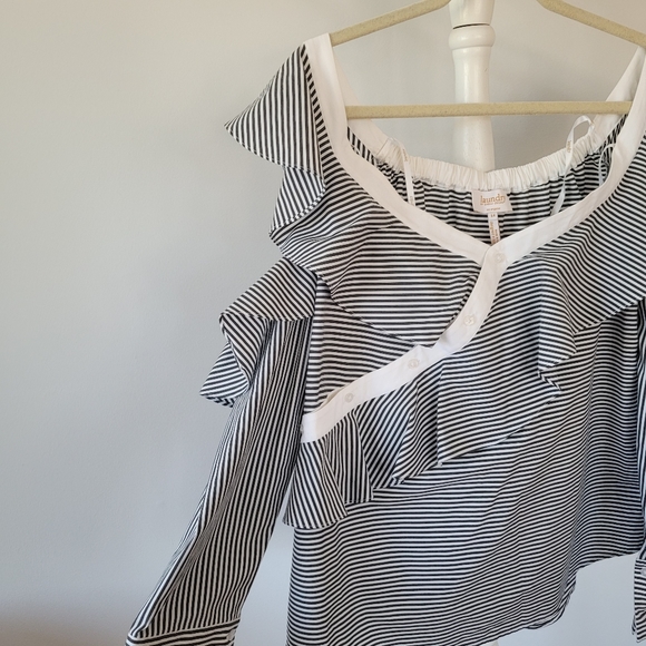 LAUNDRY by Shelli Segal Off the Shoulder Ruffle Blouse - Picture 9 of 16